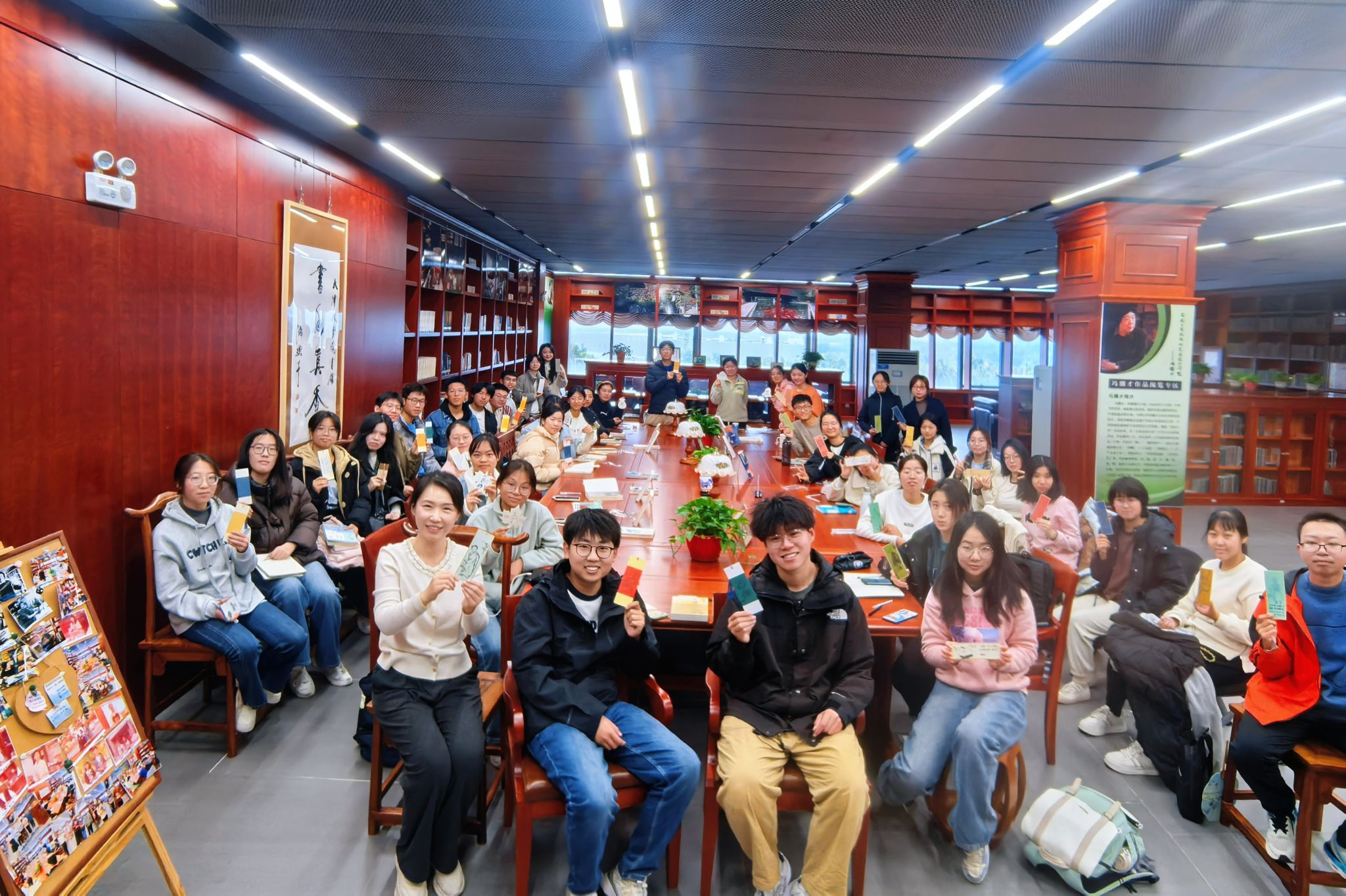 ：手绘珍藏本》读书交流会引领师生共赴津门传奇ky开元棋牌悦读悦享绘影绘形——《俗世奇人(图3)